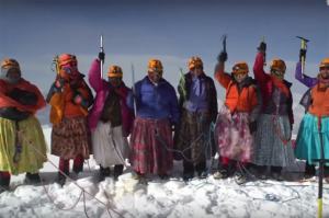 Las cholitas bolivianas que escalan montañas