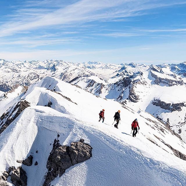En la cima del Bisaurin || by @chechupajares @eduardoezequielunartic (Instagram) #travesiapirenaica #Pirineos #Pyrénées #Pyrenees