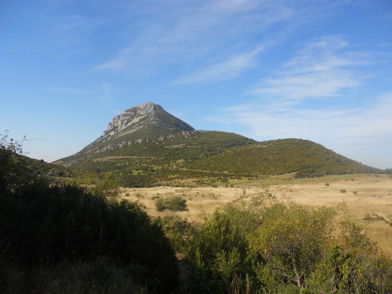 Ascensión a la Peña Gratal: mirador del Pirineo aragonés y de la Sierra de Guara