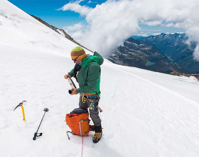 Elementos de seguridad en alpinismo como el piolet y los crampones / Foto: Asoggetti