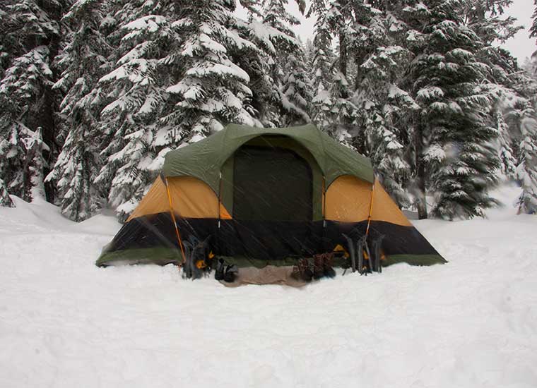 Dormir sobre la nieve con nuestra tienda de campaña