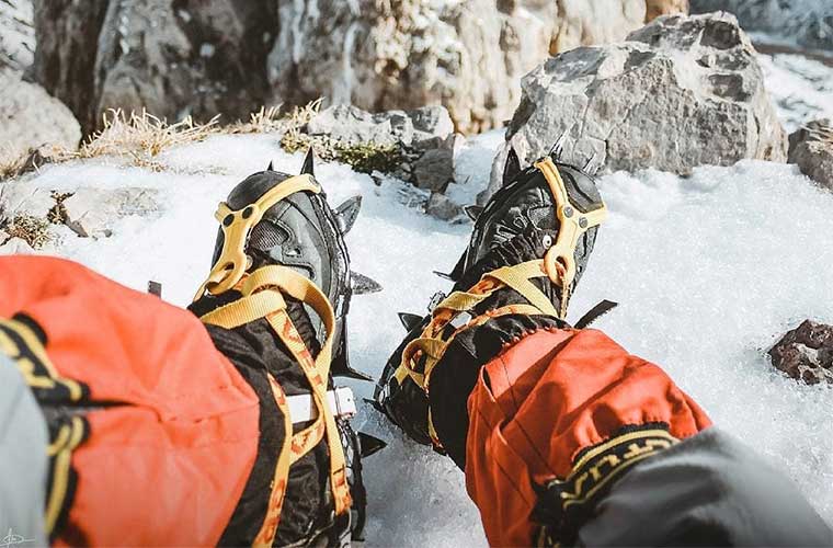 Camina Seguro sobre nieve o hielo con los prácticos Crampones de