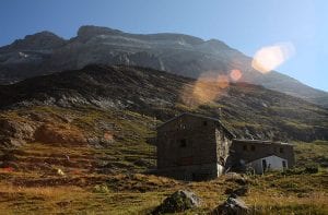 Refugio de Góriz con el macizo del Monte Perdido detrás / Foto: Travesía Pirenaica