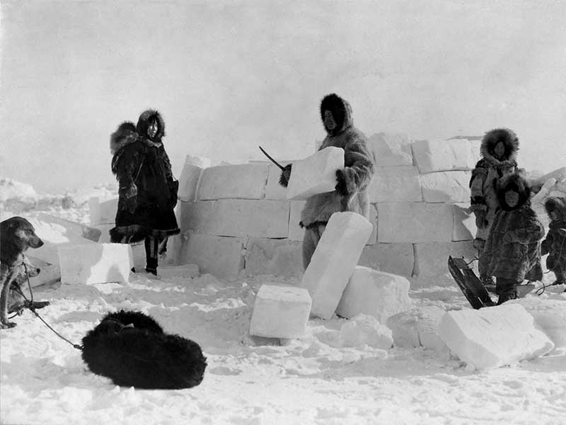 Foto de archivo de la construcción de un Iglú Inuit / Foto: Frank E 