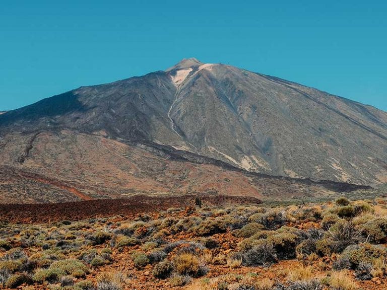 Parque Nacional del Teide: Cañadas, las faldas y los farallones de la caldera al pie del volcán.