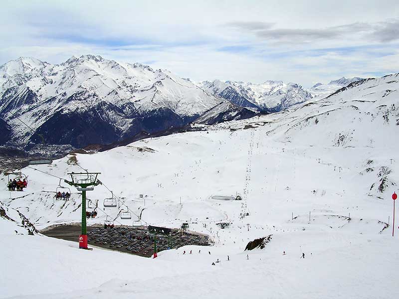 Vista de la estación de esquí de Formigal desde la pista del Collado/ Foto: Willtron (GNU) vía Wikimedia Commons