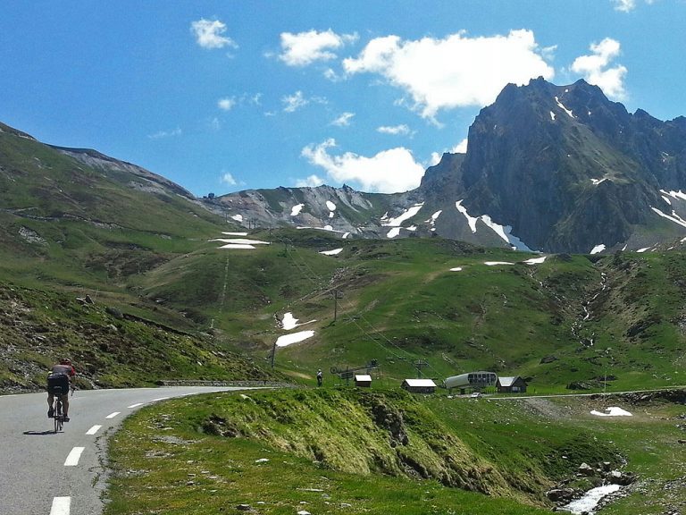 Los 7 mejores puertos de los Pirineos para ascender en bicicleta y moto