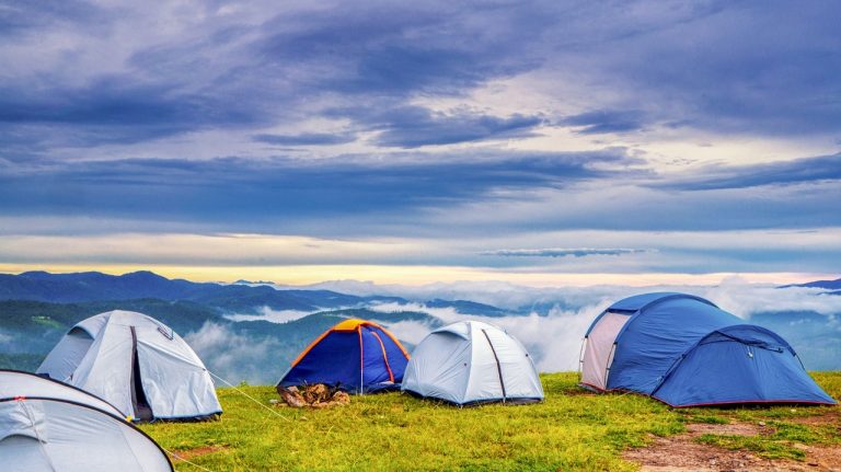 ¿Cuál es el equipo imprescindible para irse de camping?