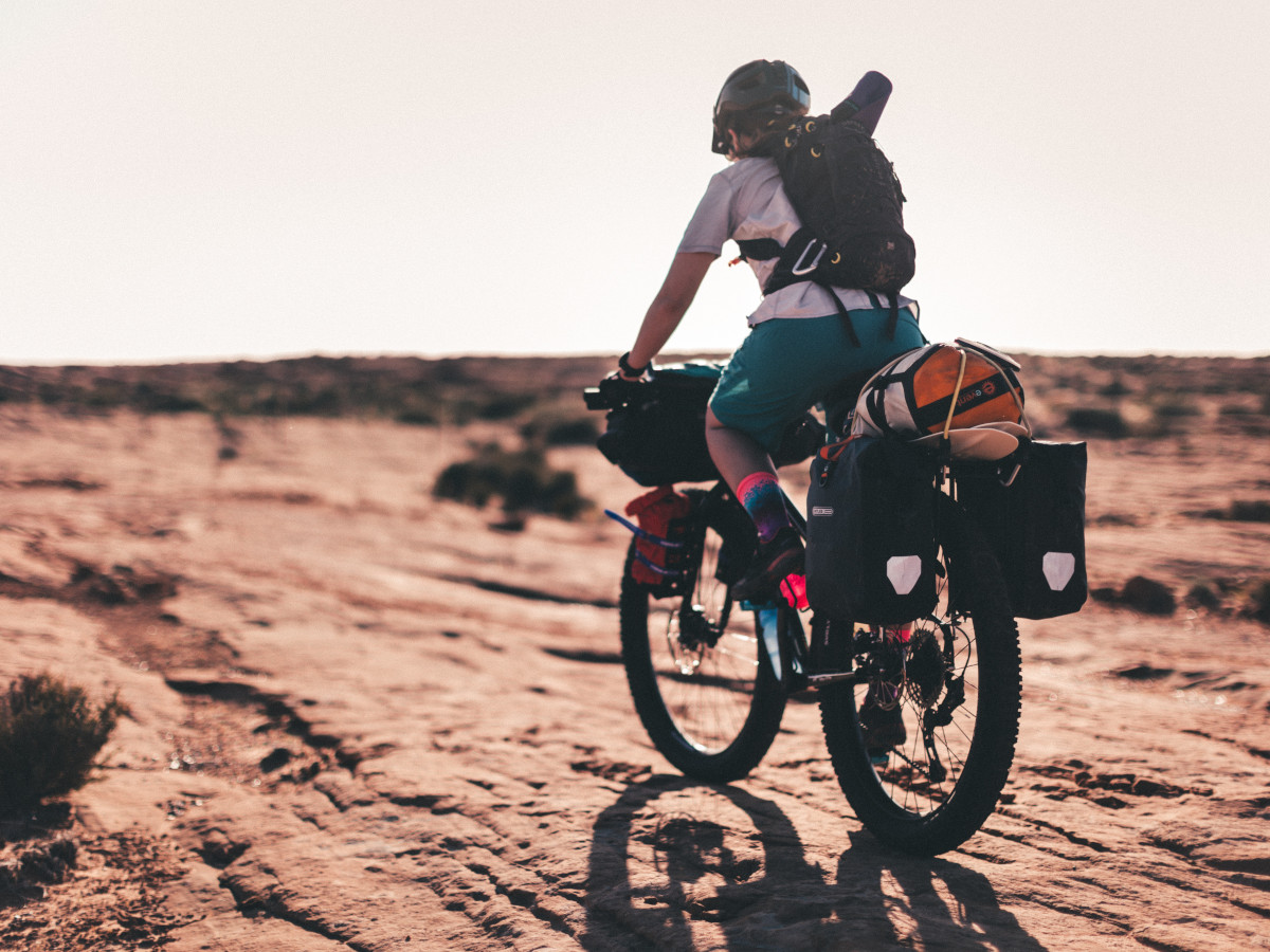 Bikepacking en el desierto / Foto: Patrick Hendry (unsplash)