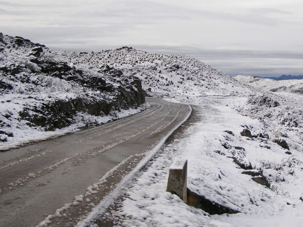 Carretera Pico El Aguila (Collado del Cóndor) / Foto: Isaac Bonyuet, CC BY-SA 2.0, (Wikimedia Commons)