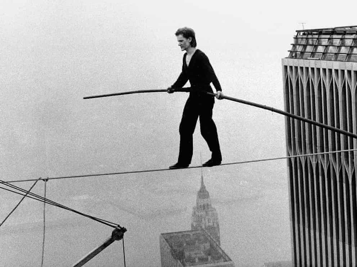 Philippe Petit cruzando las Torres Gemelas sobre un cable. Foto Archivo