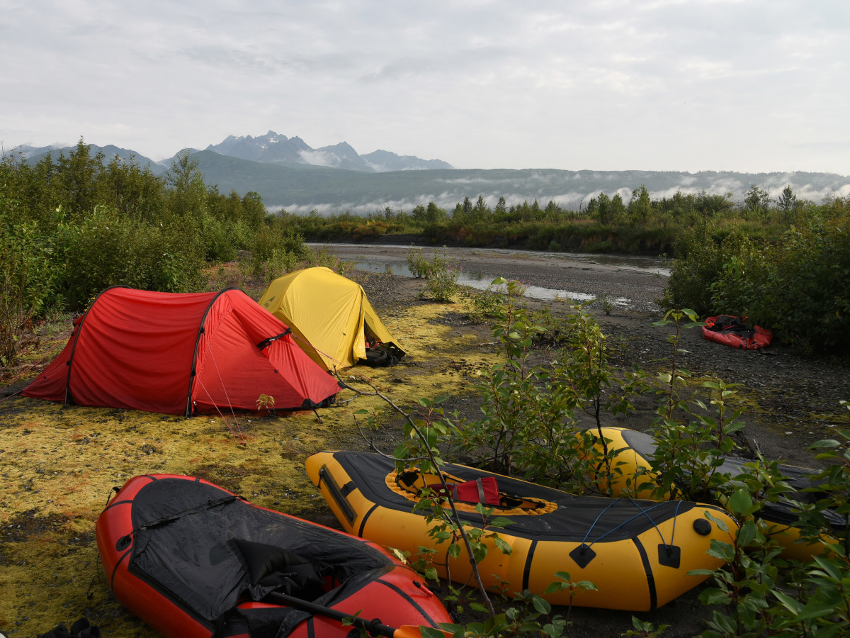 Campamento de packrafting en Alaska. Foto: Paxson Woelber (unsplash)