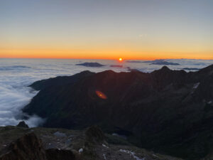 Vistas del amanecer desde la cresta hacia los Picos Belloc