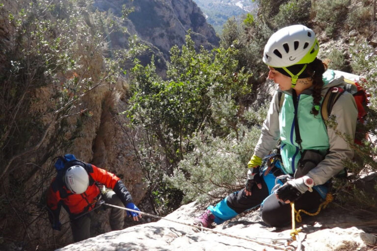 Entrevistamos a Noelia Novoa, guía de barrancos, espeleóloga exploradora y amante de la montaña.
