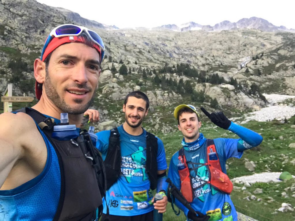 Xabi, Albert y Sergi durante su reto de enlazar las 3 cimas más importantes del Valle de Benasque: Aneto, Perdiguero y Posets en menos de 24 horas