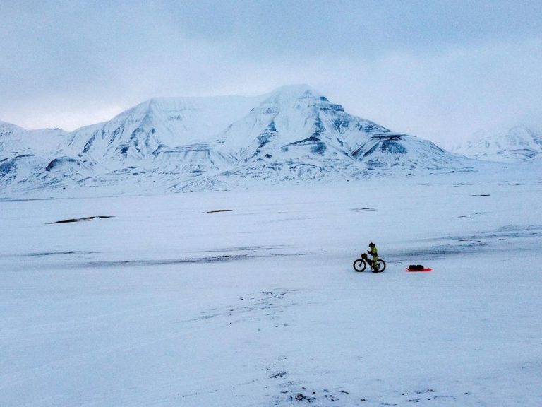 Omar Di Felice concluye la primera vuelta al mundo en bicicleta por el Ártico
