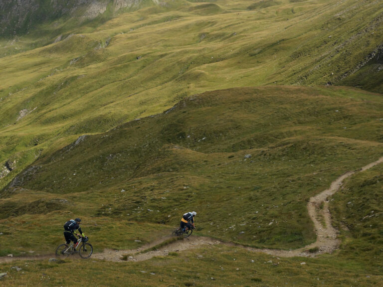 ¿Qué partes del cuerpo se trabajan al andar en bicicleta de montaña y cómo ejercitar un adecuado plan de entrenamiento?