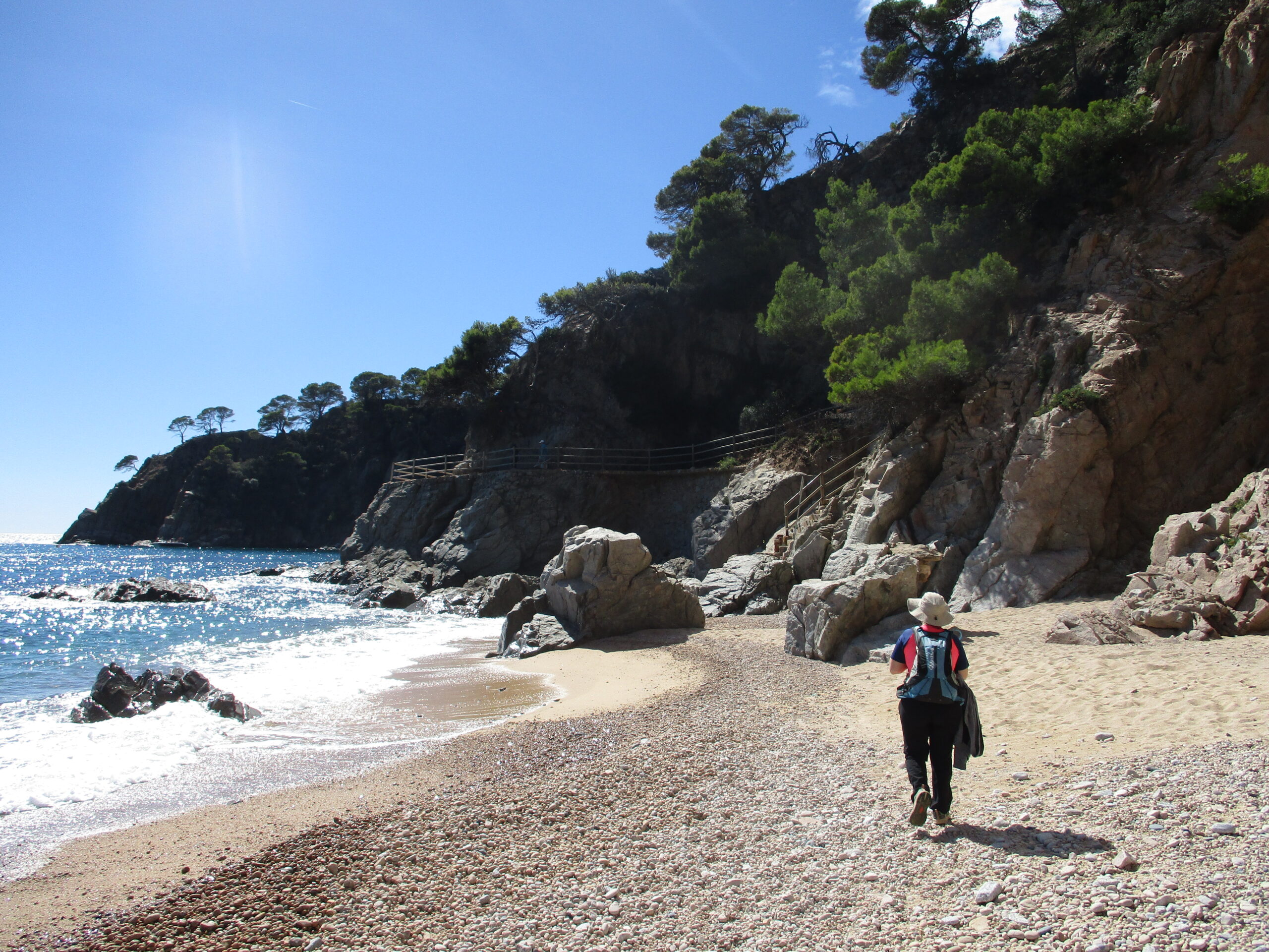 Los caminos litorales nos hacen transitar por playas, como la de Portopí (Costa Brava) y ascender por senderos fotogénicos.