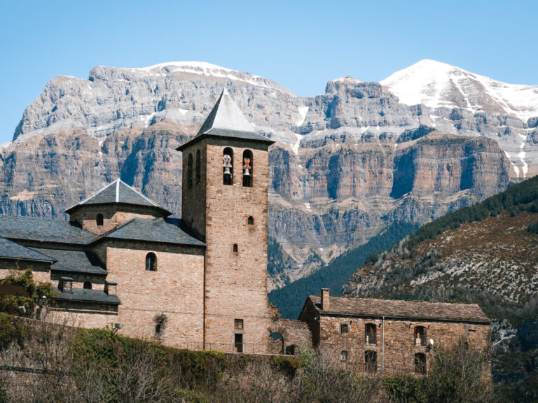 Trekking y Cultura: Explorando los Pueblos de Montaña de los Pirineos