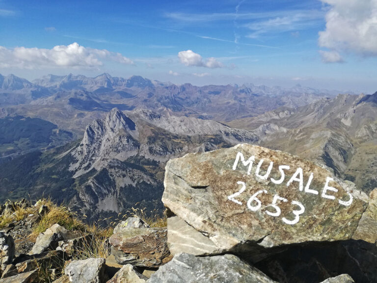 Musales (2.653m) desde el embalse de La Sarra