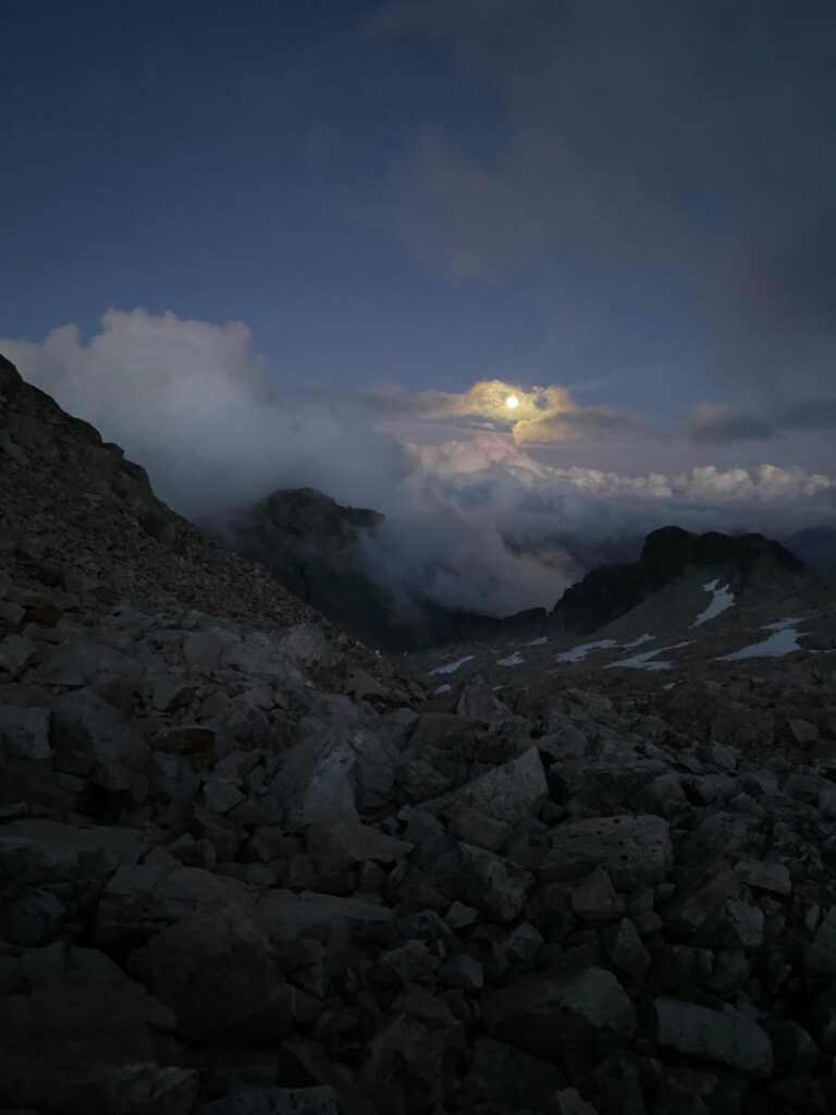 Fotos del atardecer desde el Portal de Remuñe con el mar de nubes y la luna llena.