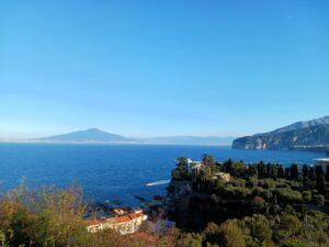 La costa amalfitana desde Sorrento y la bahía de Nápoles con el impresionante Vesubio al fondo.